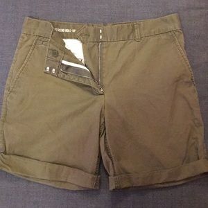 Boyfriend roll-up shorts in olive green